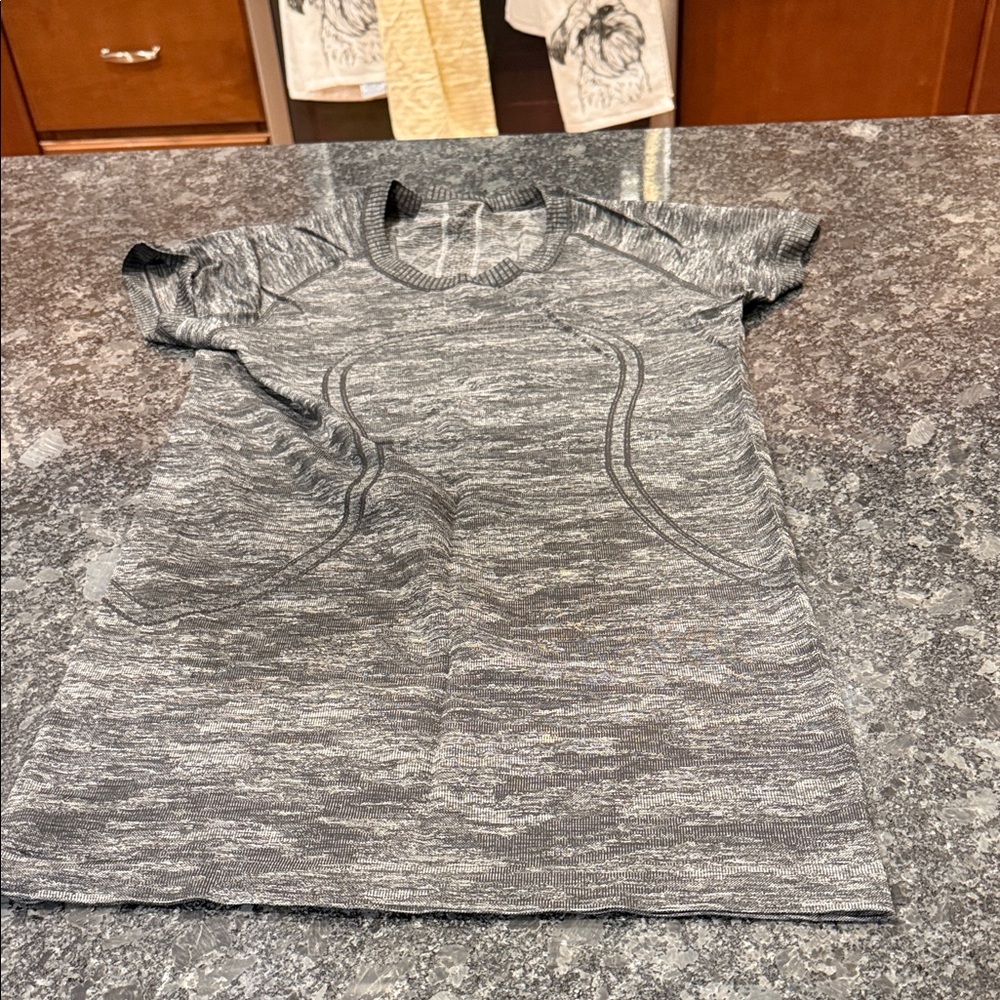 Lululemon swifty short sleeve top. Size 6